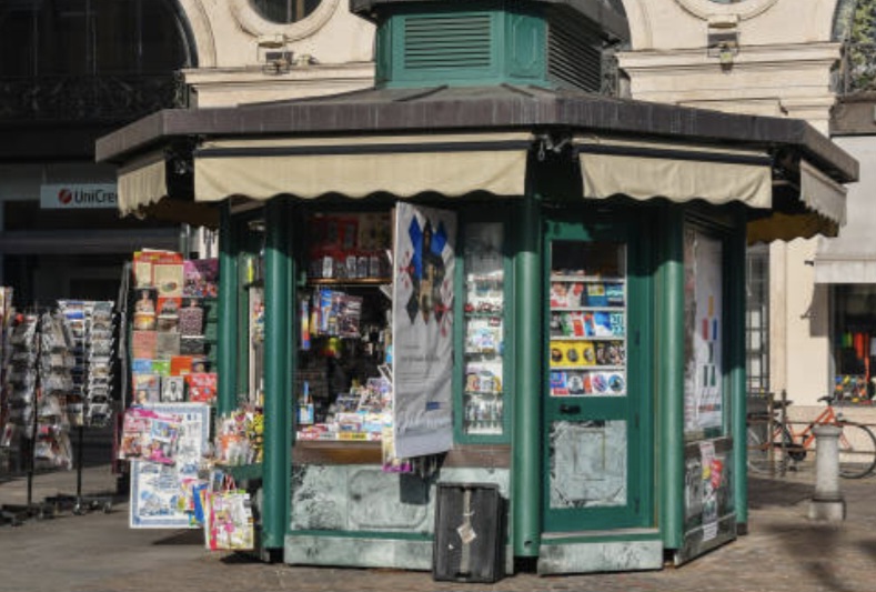 Napoli, edicolante non ha le carte Pokemon: minacciata con una spranga