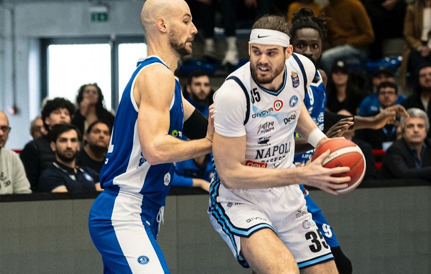 Napoli Basket batte la capolista Brescia e prosegue la corsa salvezza