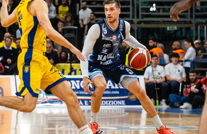 Napoli Basket trionfa a Scafati |  gli azzurri vincono 81-91