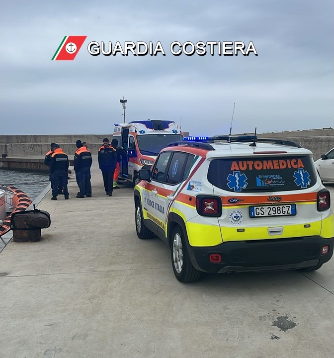 La Guardia Costiera salva un 53enne che rischiava di annegare
