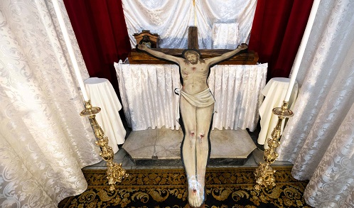 La Croce dei Cariati è tornata ai Quartieri spagnoli dopo un restauro lungo due anni