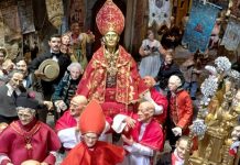 “San Gennaro memoria e profezia di un popolo alla ricerca del sacro”, la mostra presepiale allestita nella Chiesa di Santa Marta