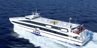 Snav risponde alle richieste di turisti e pendolari garantendo i collegamenti fra Napoli e Capri fino a sera