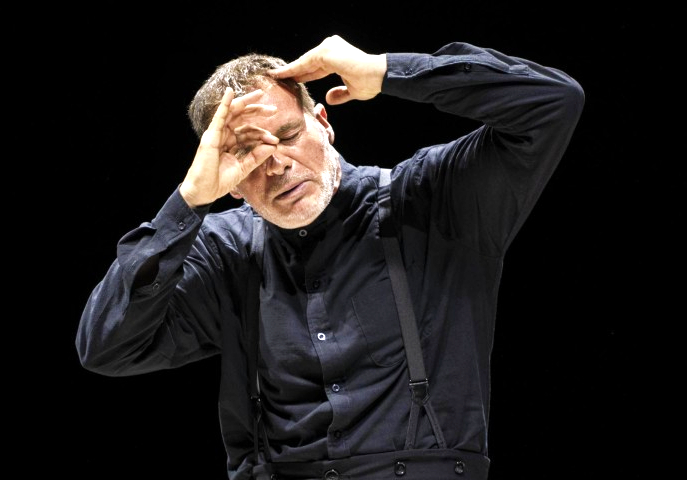 Mein Kampf di Stefano Massini: al Bellini il teatro si fa specchio del buio