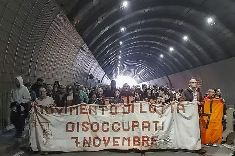 Corteo disoccupati sfila tra le vie dello shopping: disagi e traffico a Napoli