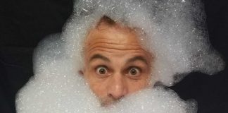 Castellammare di Stabia, al TK in scena lo spettacolo di bolle di sapone "SONOSOLO. sono solo bolle di sapone"